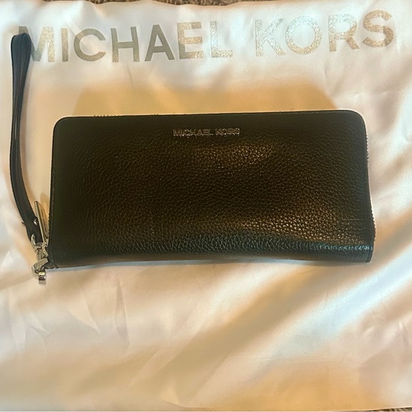 Michael Kors Jet Set Travel Continental, Silver-Tone Hardware/Black - Picture 1 of 4